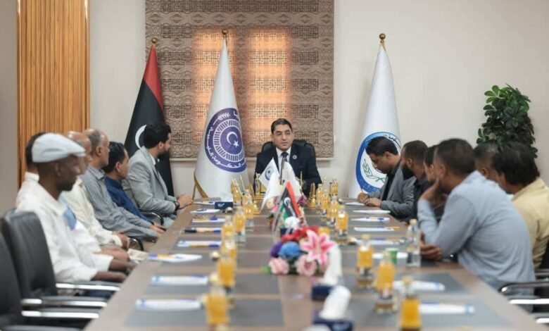 وزير العمل والتأهيل يلتقي ممثلي شركات الجنوب المنفذة لمشروعات الطوارئ 
