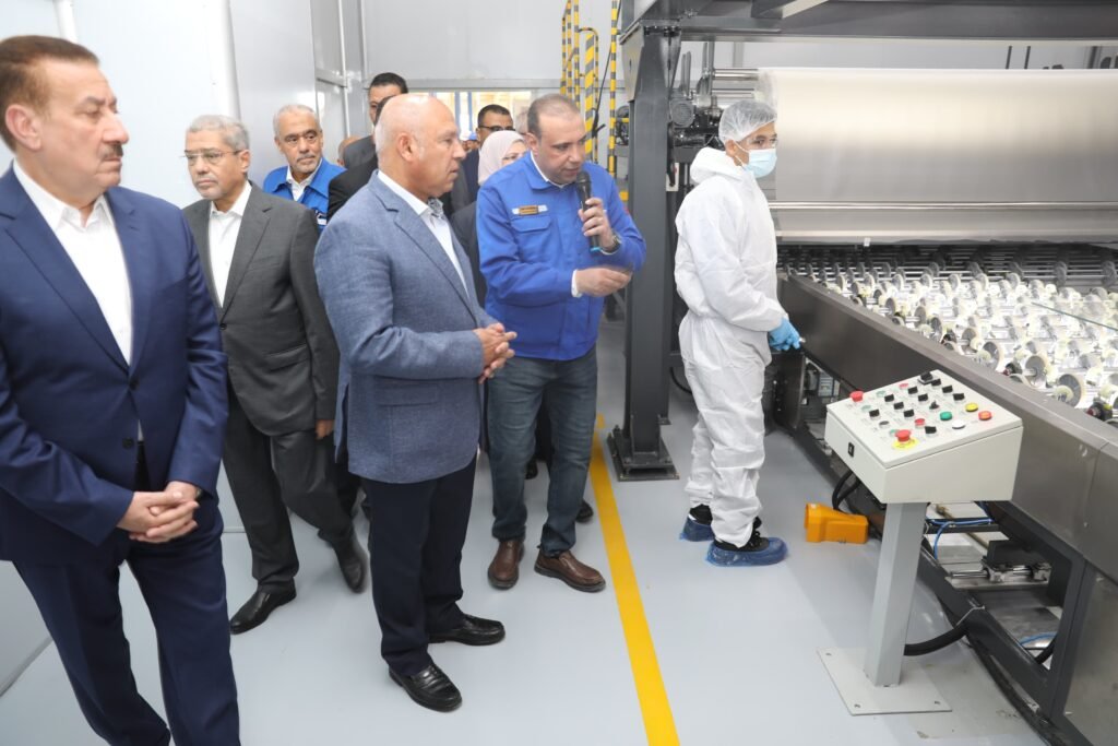 وزير الصناعة يفتتح مصنع لإنتاج الزجاج الهندسي ويضع حجر الأساس لمصنع جديد