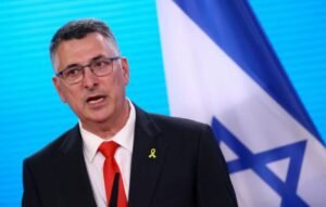 وزير الخارجية الإسرائيلي غدعون ساعر في مؤتمر صحفي بالقدس، أكد فيه أن "هضبة الجولان ستظل تحت السيادة الإسرائيلية إلى الأبد"، في ردّ واضح على أي مبادرة سورية لاستعادتها أو التفاوض بشأنها.