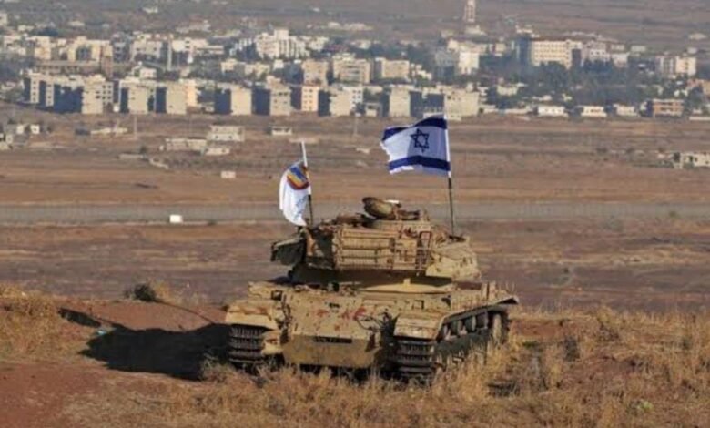 صورة بانورامية لهضبة الجولان المحتلة، وتُظهر المستوطنات الإسرائيلية الممتدة على سفوحها، فيما تبدو في الأفق قرى درزية سورية محتلة منذ عام 1967. تعد الهضبة نقطة اشتعال مزمنة في الصراع السوري-الإسرائيلي لما تمثله من أهمية استراتيجية ومائية.