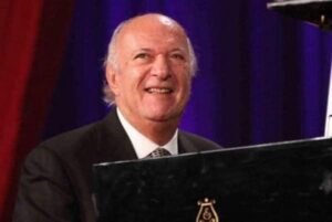 مصطفى كامل يطمئن الجمهور على صحة عمر خيرت