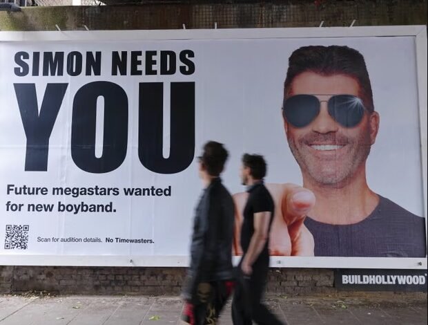 الجارديان :شاهد بحث سيمون كاول عن فرقة شبابية جديدة… وكيف تغيّر عالمنا تمامًا