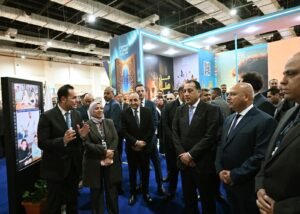 مدبولي يتفقد جناح مركز المعلومات بمعرض الكتاب