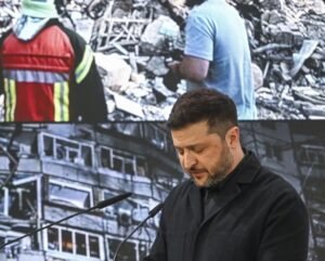 زيلينسكي يهاجم بوتين من ميونخ: تحذيرات من «سلام وهمي» ومطالب بضمانات أمنية طويلة الأمد