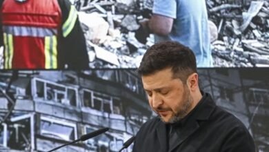 زيلينسكي يهاجم بوتين من ميونخ: تحذيرات من «سلام وهمي» ومطالب بضمانات أمنية طويلة الأمد