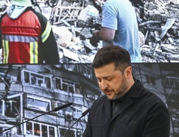 زيلينسكي يهاجم بوتين من ميونخ: تحذيرات من «سلام وهمي» ومطالب بضمانات أمنية طويلة الأمد