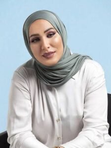 نداء شرارة تنفي خطوبتها بفستان أبيض