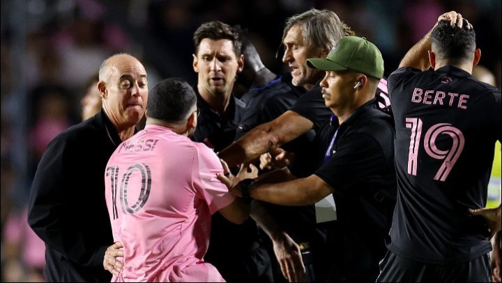 سقوط ليونيل ميسي بعد اقتحام مشجع