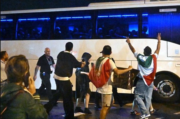 لاعبات إيرانيات يطلبن اللجوء