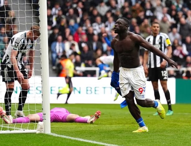 سندرلاند يقلب الطاولة على نيوكاسل