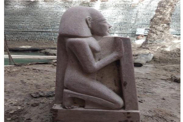 ما خَبَّأته الأرض لسنوات.. حفرة سرية في البدرشين تنتهي بضبط تمثال أثري ضخم و5 متهمين