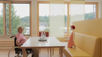 روبوت “إيما” يكسر وحدة المسنين ويثير الجدل