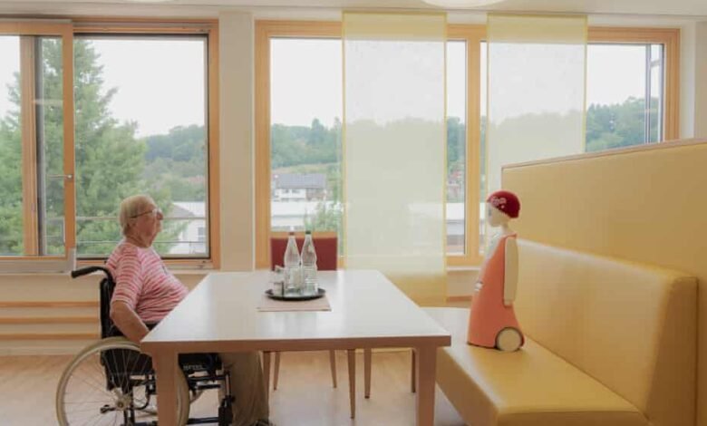 روبوت “إيما” يكسر وحدة المسنين ويثير الجدل