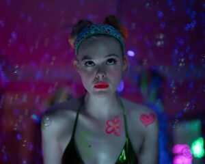 أم شابة تتحدى المجتمع وتدخل عالمًا صادمًا للمال