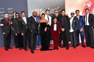 فيلم مايكل جاكسون يشعل الجدل عالميًا.. هل يعيد كتابة الحقيقة أم يلمّع الأسطورة؟