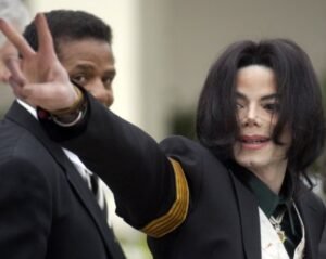 فيلم مايكل جاكسون يشعل الجدل عالميًا.. هل يعيد كتابة الحقيقة أم يلمّع الأسطورة؟