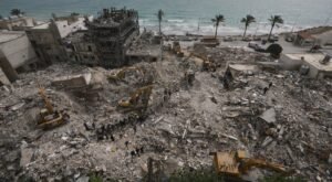 عودة ممزوجة بالدموع.. اللبنانيون يعودون لبيوتهم ليجدوا مدنًا مدمرة