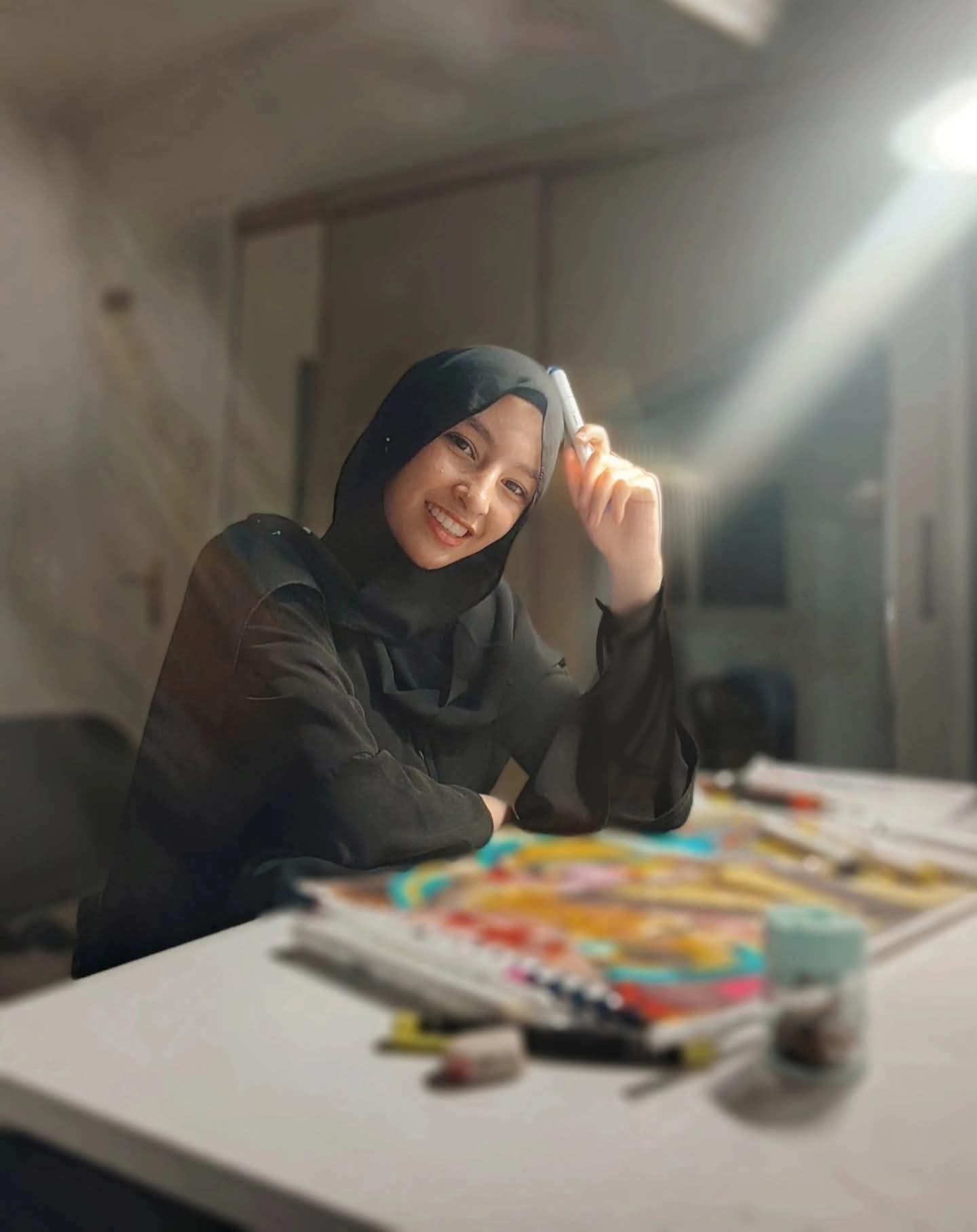 رندا محمد.. فنانة مصرية 14 عامًا تكتب تاريخها بريشة الإبداع وتخطف الأضواء على السوشيال ميديا