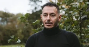 «دعوات الجمهور تسبق الأطباء».. أزمة صحية مفاجئة تضرب والد مصطفى شعبان