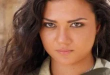 "في مسجد عمر مكرم.. فرح يوسف تستقبل عزاء والدتها وسط لحظات مؤلمة ومنع كامل للتصوير"