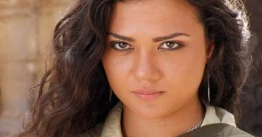 "في مسجد عمر مكرم.. فرح يوسف تستقبل عزاء والدتها وسط لحظات مؤلمة ومنع كامل للتصوير"