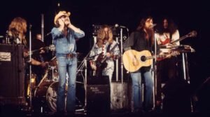 رحيل صوت الرومانسية.. وفاة دينيس لوكوريير نجم Dr Hook