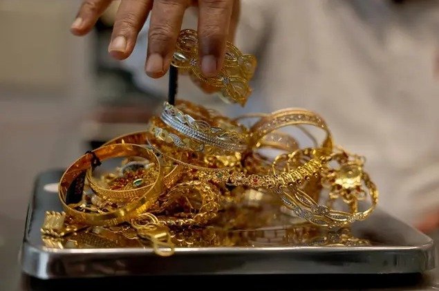 جنون أسعار الذهب يُصيب أكبر أسواق العالم بالشلل.. الهند تتراجع والصين تتحول للمضاربة وسط قفزات تاريخية