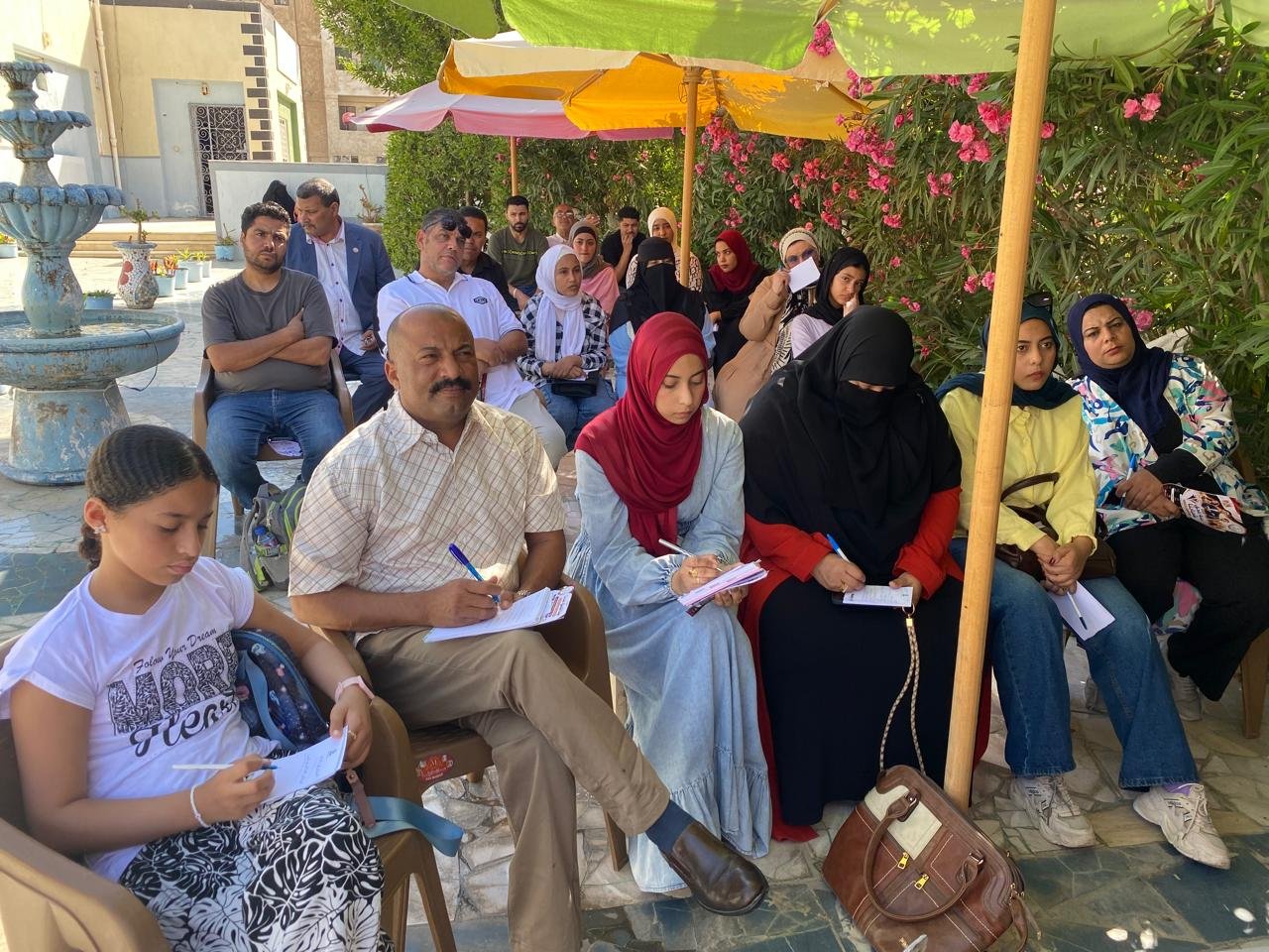 "تفاعل كبير من الحضور مع الشروحات العملية المبسطة التي قدمها الأطباء خلال ورشة العمل المجانية بعنوان 'الإسعافات الأولية وكيفية التعامل مع الطوارئ'."
