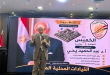 صورة الأستاذ عبد الحميد عبد الحي أثناء محاضرة ملهمة للشباب في فعاليات محاكاة رجل الدولة والمحليات