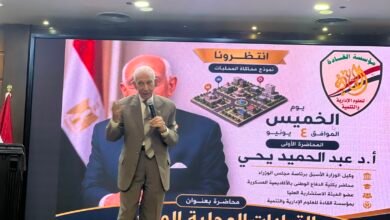 صورة الأستاذ عبد الحميد عبد الحي أثناء محاضرة ملهمة للشباب في فعاليات محاكاة رجل الدولة والمحليات