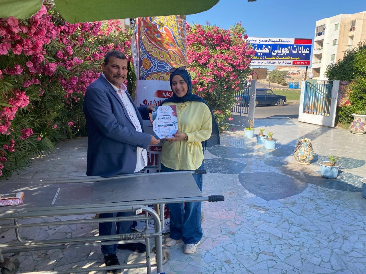 "لحظة تسليم شهادات اجتياز ورشة الإسعافات الأولية للمشاركين، ضمن جهود رفع الوعي الصحي المجتمعي بمحافظة الإسكندرية."