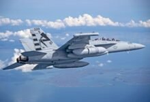 طائرة EA-18G Growler الأمريكية أثناء تنفيذ مهمة حرب إلكترونية مع تصور لنظام التشويش ALQ-249 في الخلفية