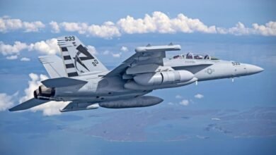 طائرة EA-18G Growler الأمريكية أثناء تنفيذ مهمة حرب إلكترونية مع تصور لنظام التشويش ALQ-249 في الخلفية