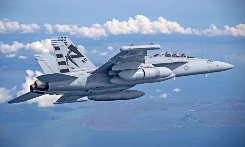 طائرة EA-18G Growler الأمريكية أثناء تنفيذ مهمة حرب إلكترونية مع تصور لنظام التشويش ALQ-249 في الخلفية