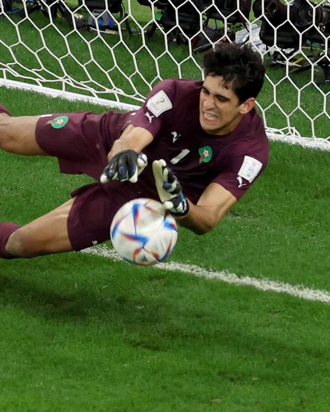 ياسين بونو يتصدى لفرصة خطيرة خلال مباراة المغرب والبرازيل.