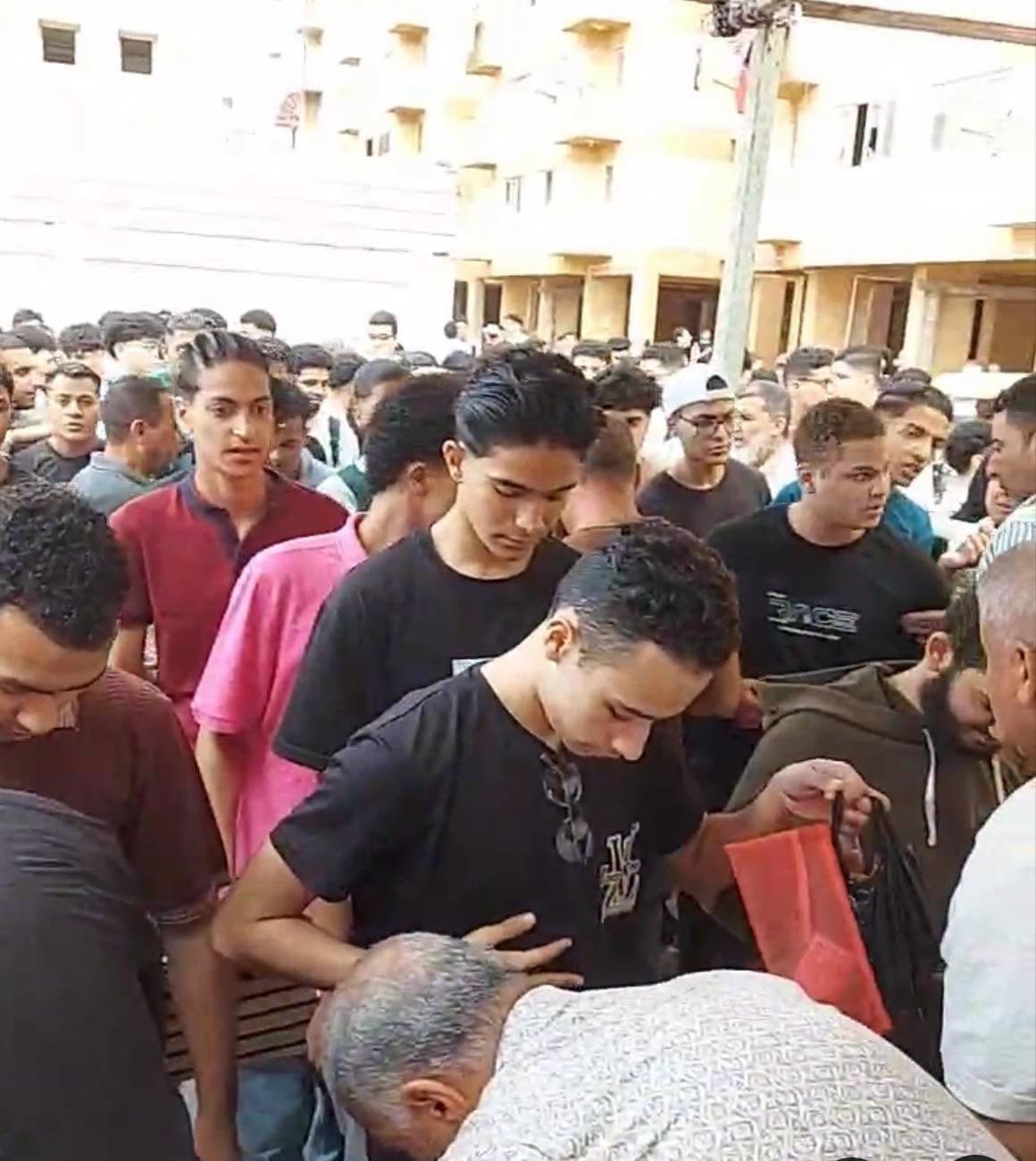 طلاب الثانوية العامة أثناء دخولهم اللجان في أول أيام الامتحانات وسط إجراءات التفتيش والتنظيم.