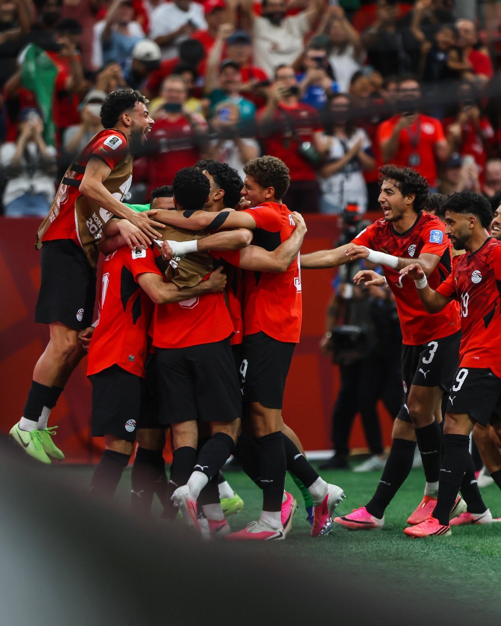 لاعبو منتخب مصر يحتفلون بالفوز التاريخي الذي جعل الفراعنة عاشر منتخب إفريقي يحقق الفوز في كأس العالم