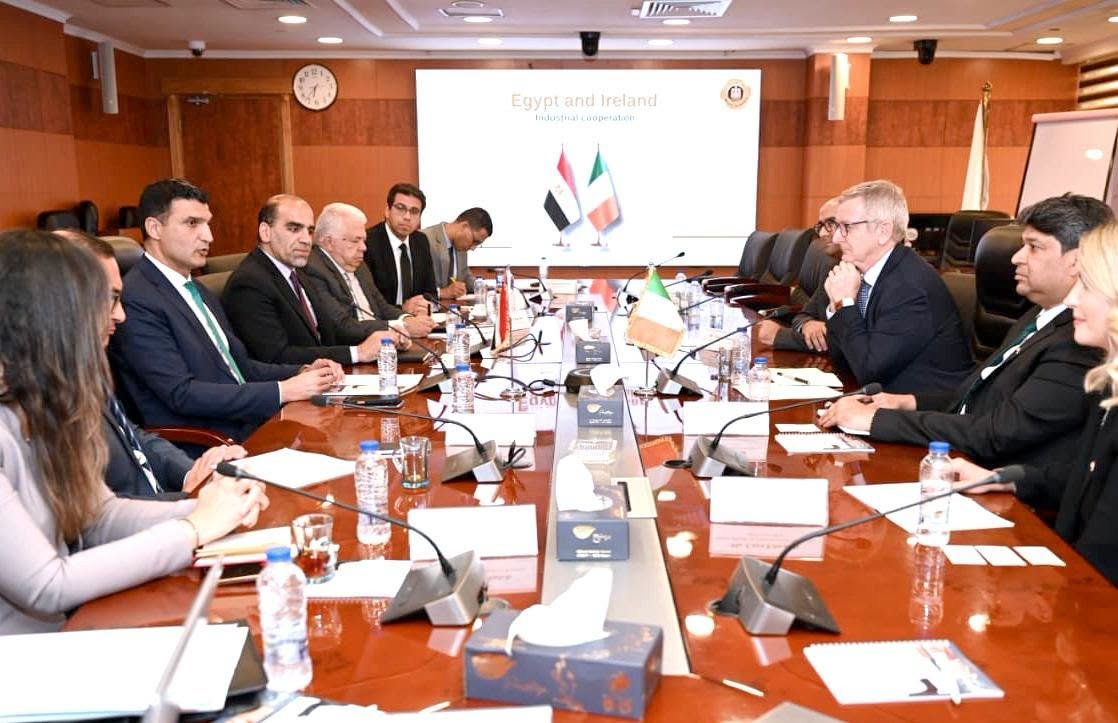 جانب من لقاء وزير الصناعة المهندس خالد هاشم مع السفير الأيرلندي لبحث الشراكة الاستثمارية ونقل التكنولوجيا