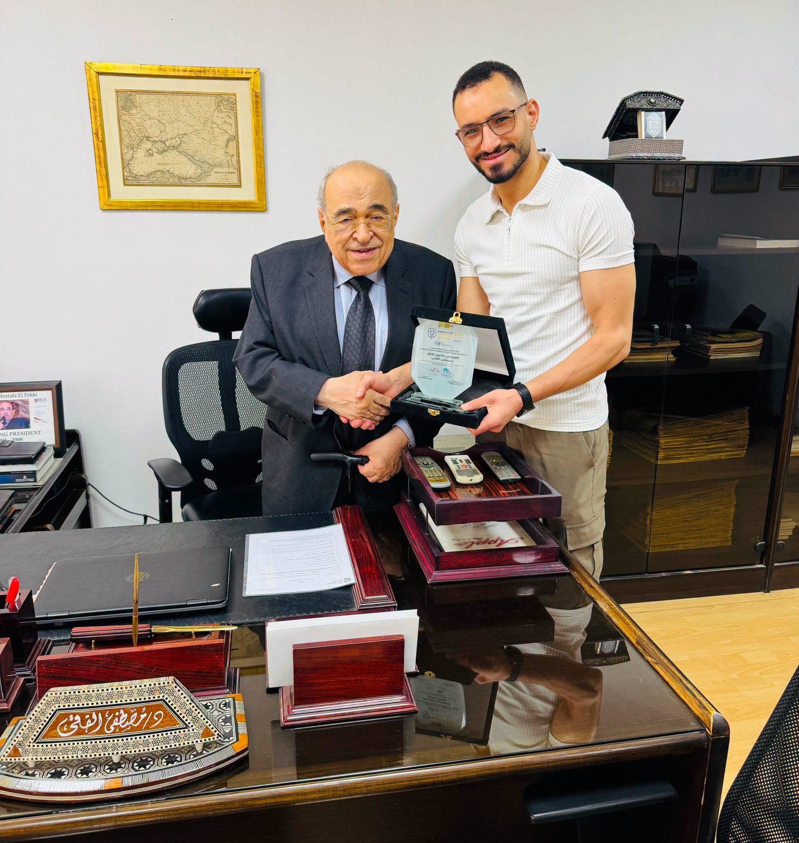 الاستاذ علي الريفي مع الدكتور مصطفى الفقي 