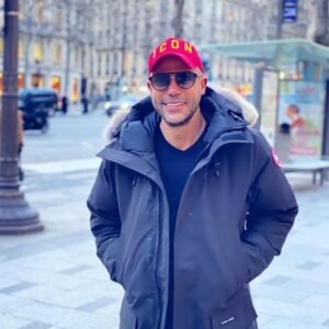 محمد إمام يكشف سر إخفاء أسرته.. ويشيد بزوجته