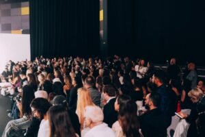 أصول تبهر دبي بمجموعة "خيوط الذاكرة" في عرض فاشن فاكتور