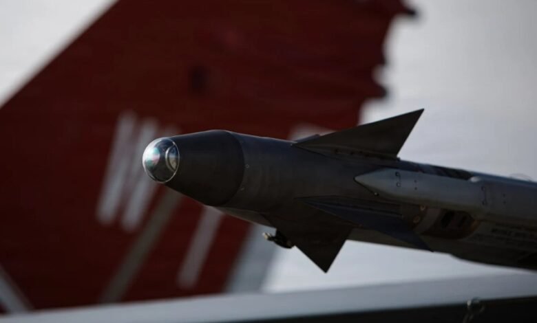 صاروخ AIM-9X على طائرة مقاتل