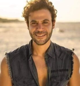 محمد إمام يكشف سر إخفاء أسرته.. ويشيد بزوجته