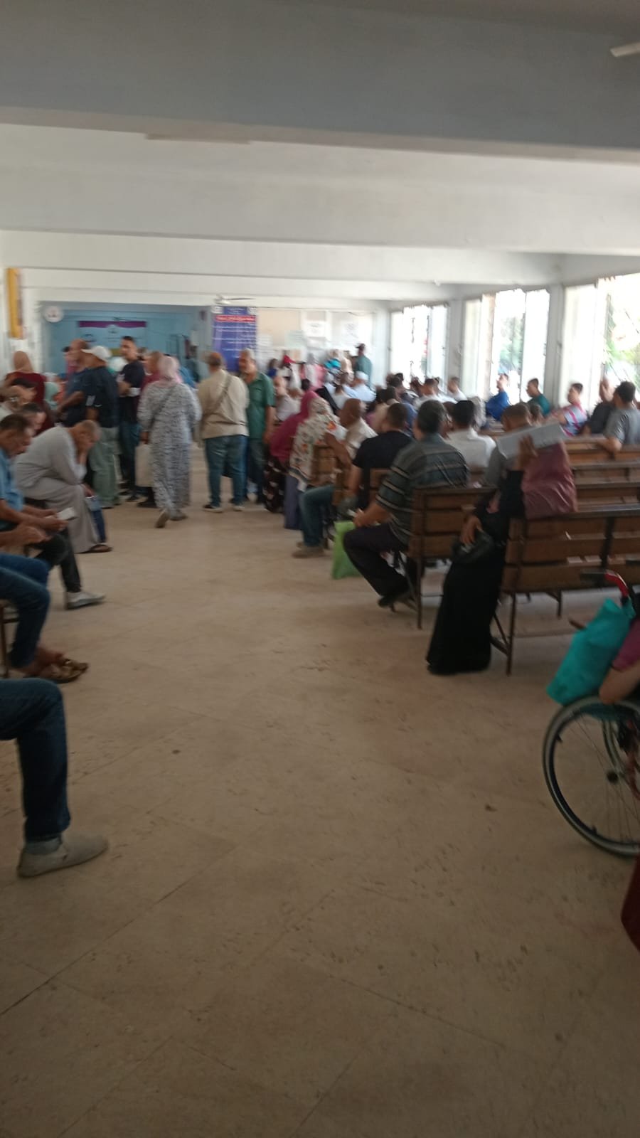 ازدحام المرضي في عيادة العبور..