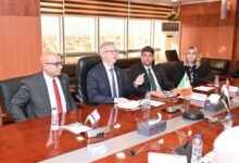 وزير الصناعة المهندس خالد هاشم خلال مباحثات تعزيز التعاون الصناعي مع سفير أيرلندا ووفد هيئة المشروعات الأيرلندية في القاهرة