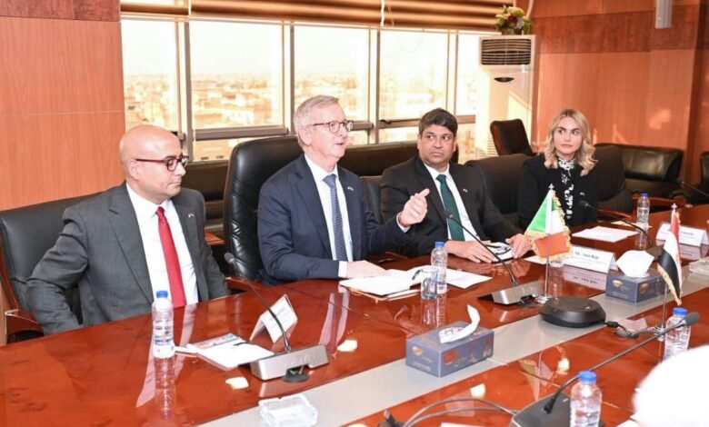 وزير الصناعة المهندس خالد هاشم خلال مباحثات تعزيز التعاون الصناعي مع سفير أيرلندا ووفد هيئة المشروعات الأيرلندية في القاهرة