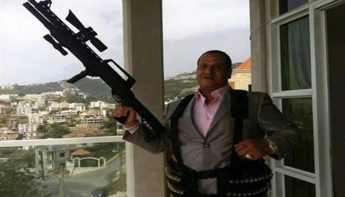 صبري نخنوخ يحمل سلاح