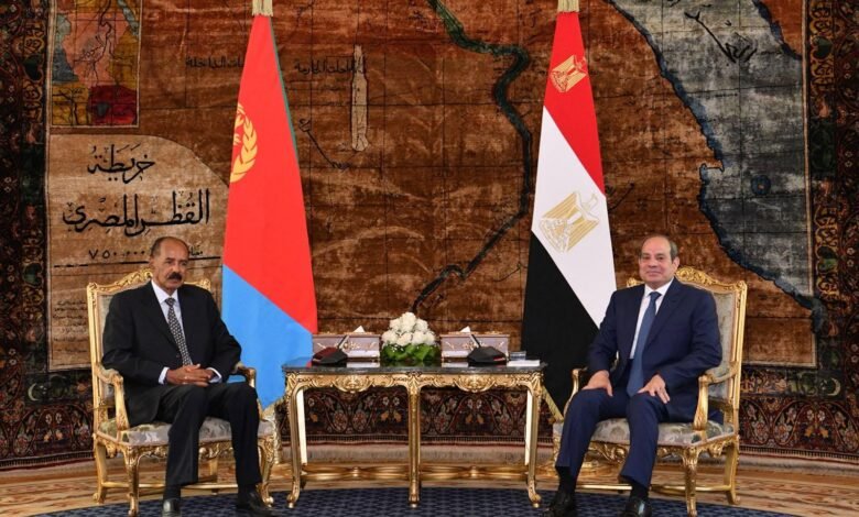 الرئيس عبد الفتاح السيسي ونظيره الإريتري أسياس أفورقي خلال قمة ثنائية في الاتحادية