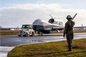 وتُعد طائرة MQ-4C Triton، التي تطورها شركة نورثروب غرومان، واحدة من أحدث الطائرات