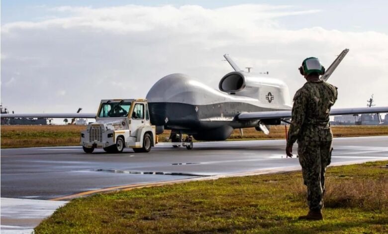 وتُعد طائرة MQ-4C Triton، التي تطورها شركة نورثروب غرومان، واحدة من أحدث الطائرات